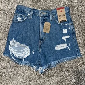 NWT Levi’s High Waisted mom shorts